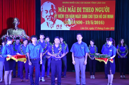 Đồng chí Hoàng Quốc Bảo, UV BCH Trung ương Đoàn, Phó Bí thư Tỉnh đoàn trao danh hiệu Thanh niên tiên tiến làm theo lời Bác.JPG